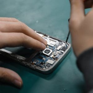How to Choose the Right Professional Phone Repair Service